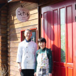 パン屋こむぎっ子の店の前に立つ、御夫婦