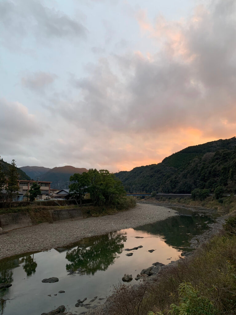 夕方の日高川の河川の様子